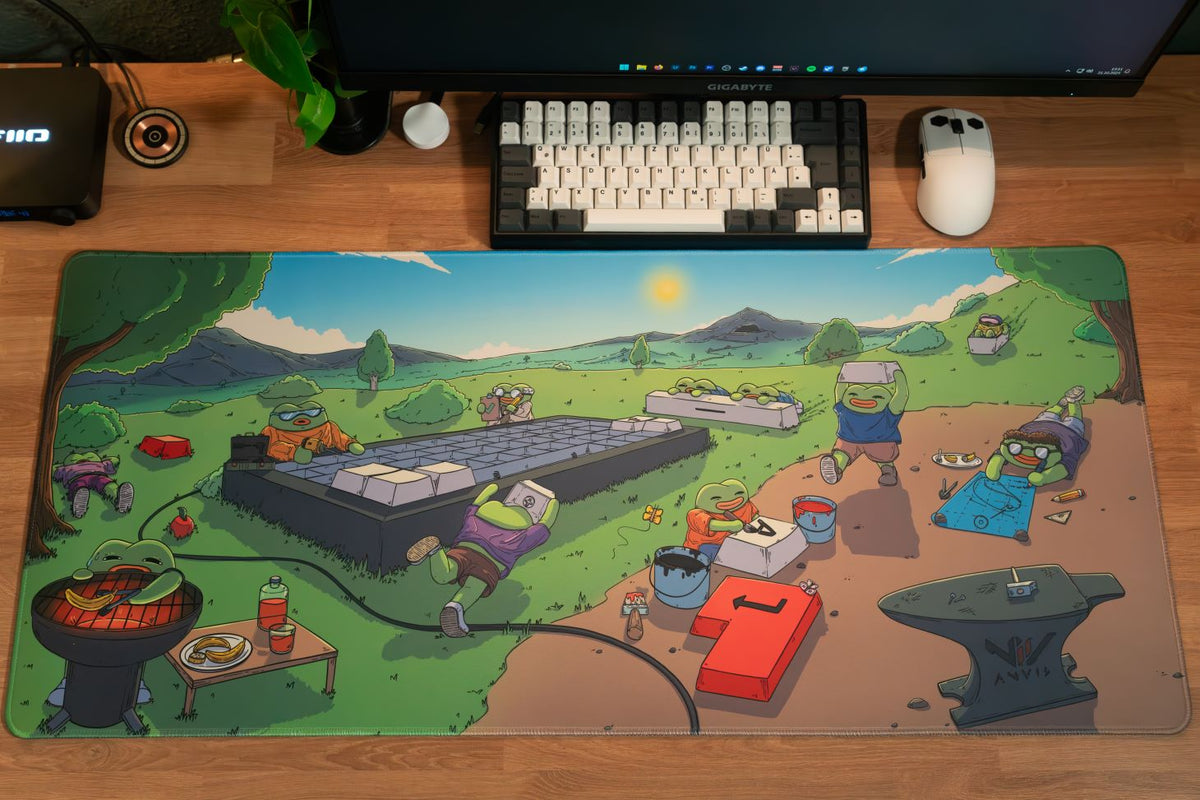 Deskmat Tinkerworld auf einem Schreibtisch mit Tastatur und Maus