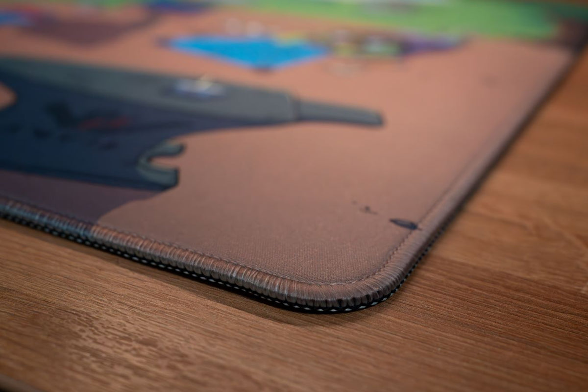Nahaufnahme der Deskmat Tinkerworld mit vernähtem Rand