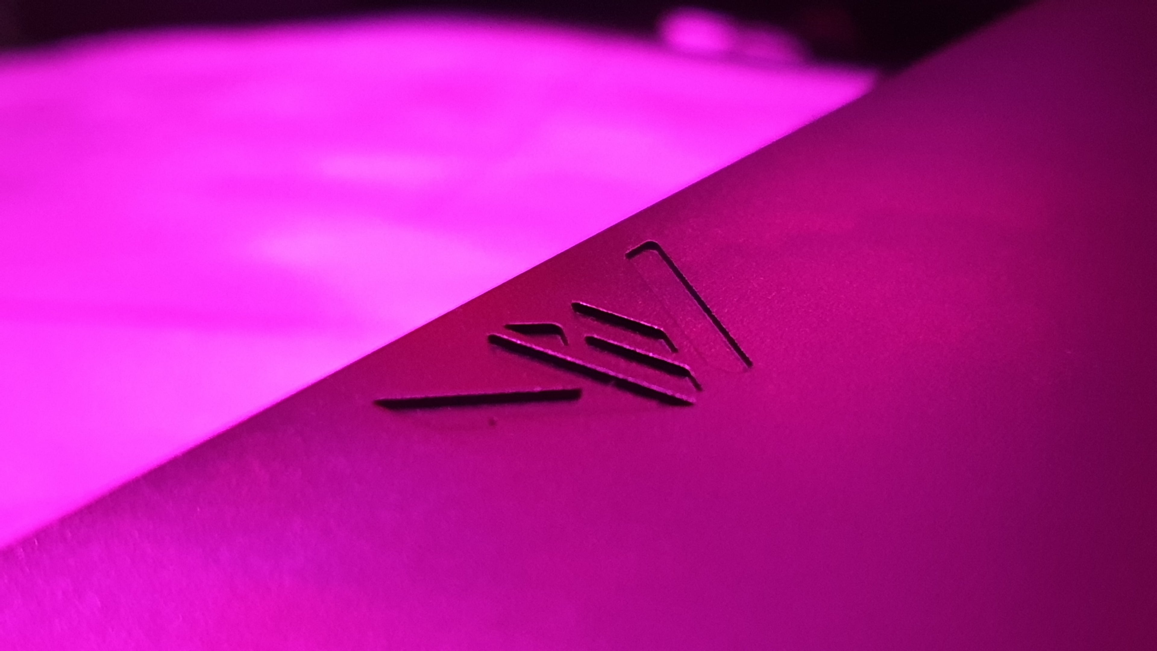 ANVIL NATIVE ISO-DE/ANSI-DE Custom Keyboard Detailansicht Rückseite mit Logo in Schwarz