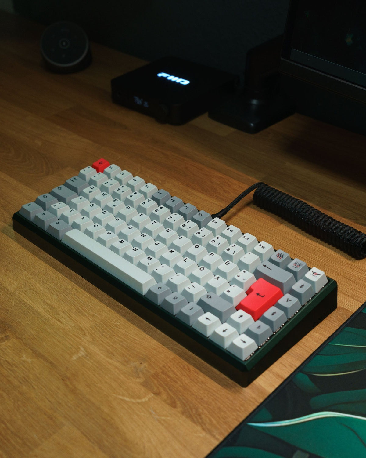 ANVIL NATIVE 75 mit grau-weißen Keycaps und Spiralkabel auf einem Schreibtisch