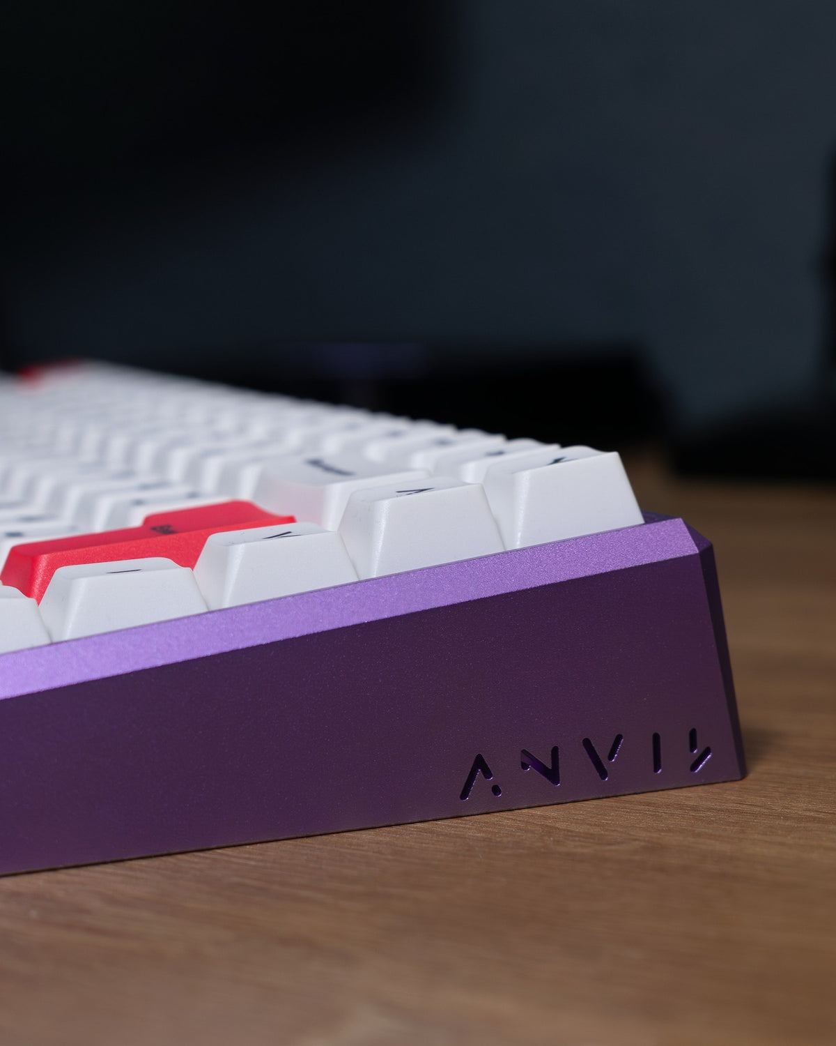 ANVIL NATIVE 75 Custom Gaming-Tastatur mit lila Aluminiumgehäuse und ANVIL-Gravur, seitliche Nahaufnahme