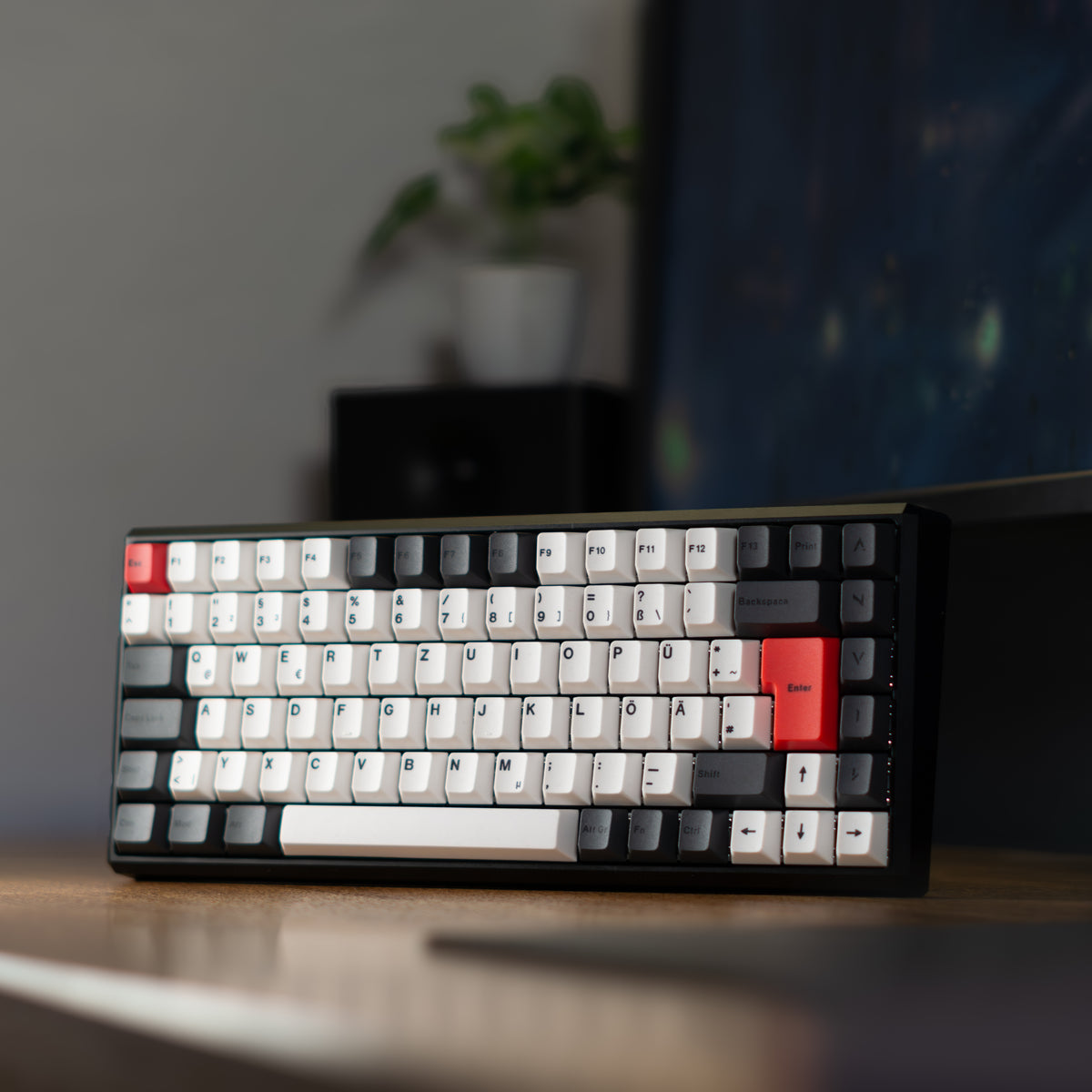 ANVIL NATIVE 75 mit schwarzem Gehäuse und weiß-grauen Keycaps auf einem Holztisch