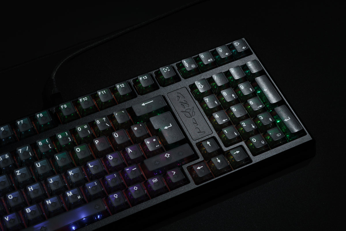 Die NATIVE 1800 Hall Effect Tastatur mit einem Ziffernblock, eingeschalteter RGB Beleuchtung und transparenten Keycaps.